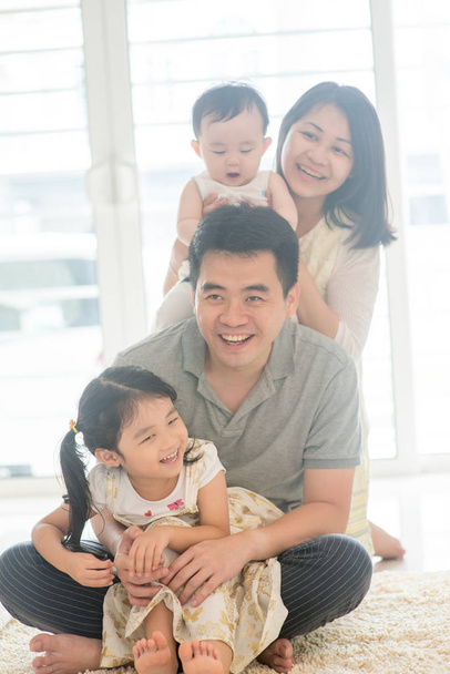 幸せのアジア家族のピギーバック - 写真・画像