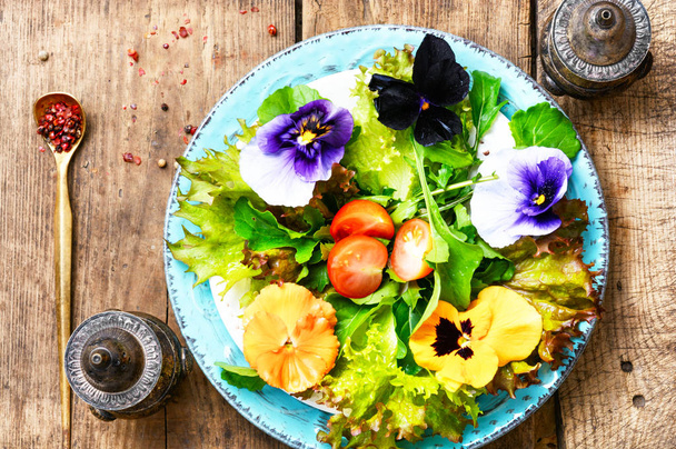 Spring flowers salad - Foto, Imagem