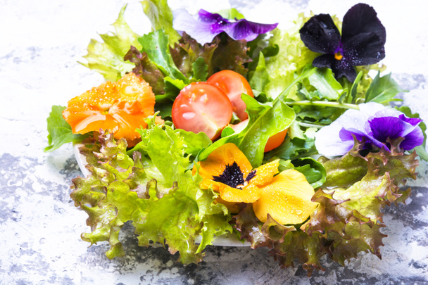 Spring flowers salad - Φωτογραφία, εικόνα