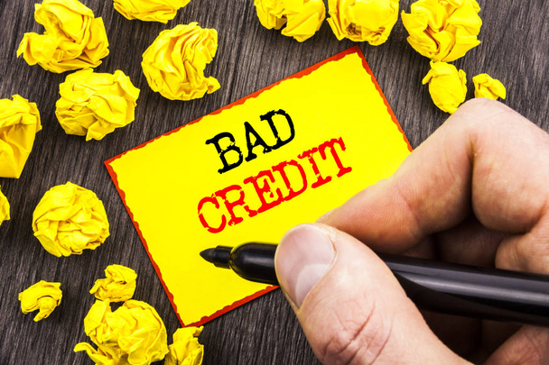Parola, scrittura, sms Bad Credit. Business concept for Poor Bank Rating Score For Loan Finance scritto da Man Holding Marker su Sticky Note Foded Paper
. - Foto, immagini