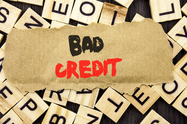 A kézírás a közlemény szövegét mutatja a rossz hitel. Koncepció, azaz rossz Bank értékelés pontszám a hitelfinanszírozás írt könny papír jegyzék a levelet és fa háttér. - Fotó, kép