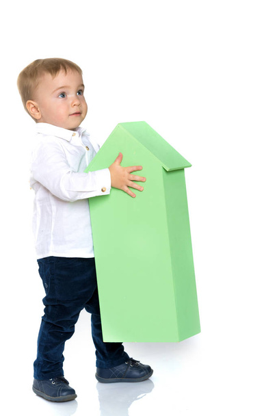Un bambino sta giocando con case colorate
. - Foto, immagini