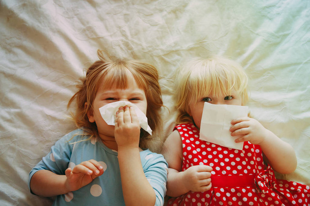 kids wiping and blowing nose - Fotoğraf, Görsel