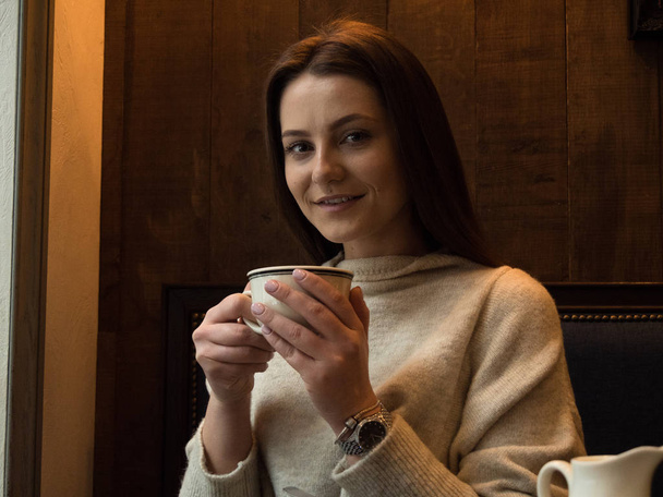 Femme d'affaires avec smartphone boire du café dans le café
 - Photo, image