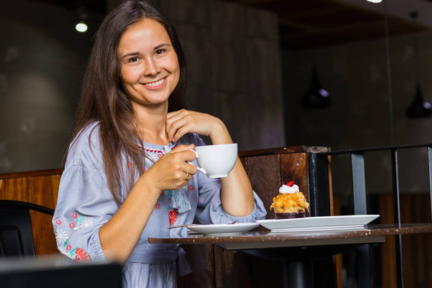 Młoda kobieta bawić się w kawiarni hotelu - Zdjęcie, obraz