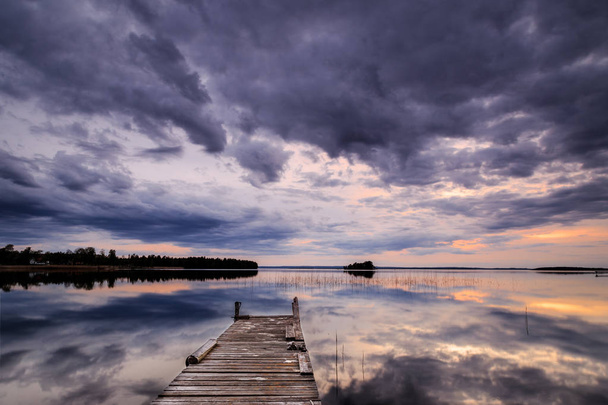 Sötét felhők, a tó tükrözi - Fotó, kép