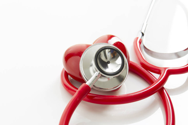 Kırmızı stetoskop ve kalp  - Fotoğraf, Görsel