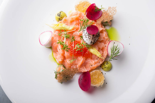 Raw salmon salad - Foto, immagini