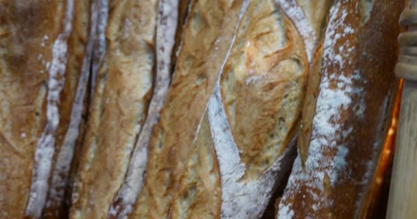 pan recién hecho en panadería, panes orgánicos de grano entero, hermosa deliciosa baguette estilo francés hecho a mano, exhibición de panadería marrón dorado en la tienda, crujiente tierno fresco casero
 - Metraje, vídeo