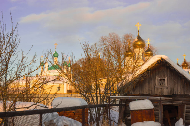Winter city landscape in Pereslavl Zalessky in the Yaroslavl reg - Foto, afbeelding