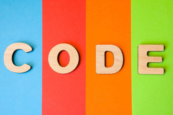 Κωδικός λέξη αποτελείται από 3d γράμματα είναι στο παρασκήνιο της 4 χρώματα: μπλε, κόκκινο, πορτοκαλί και πράσινο. Απεικόνιση κωδικό γλώσσας προγραμματισμού στο διαδίκτυο, προγράμματα για επιτραπέζιους υπολογιστές, κινητή εφαρμογή - Φωτογραφία, εικόνα