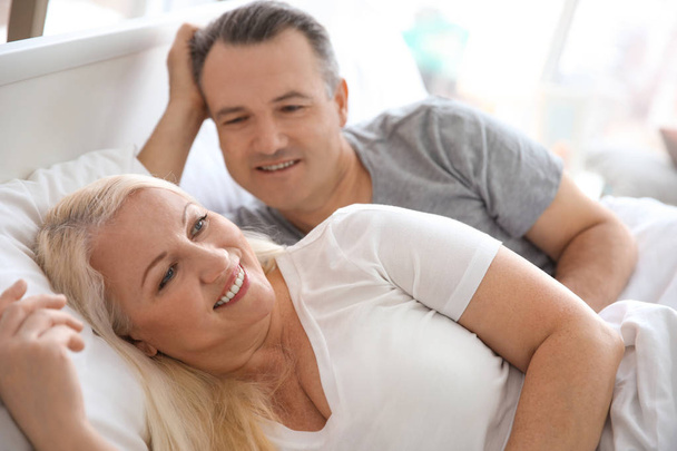 Senior couple in bed together at home - Valokuva, kuva