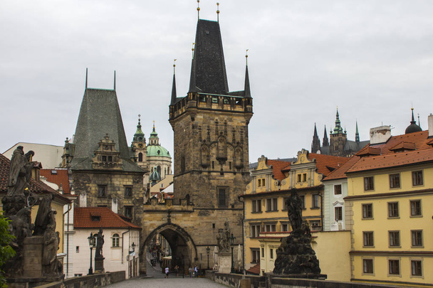 De Mal Strana brug toren op de Karelsbrug in Praag. Tsjechisch - Foto, afbeelding