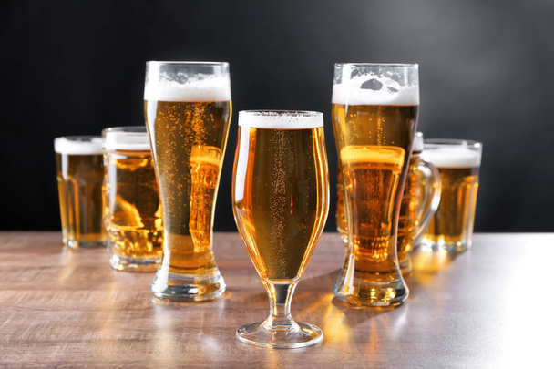Bicchieri con birra fresca sul tavolo di legno
 - Foto, immagini