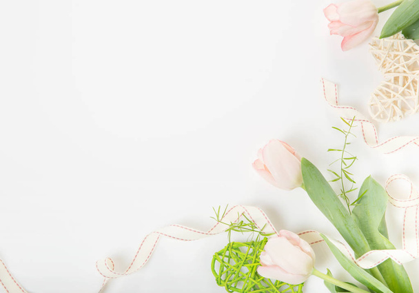 Blütenkomposition. Rahmen aus rosa Blumen auf weißem Hintergrund. Valentinstag. flache Lage, Draufsicht. - Foto, Bild