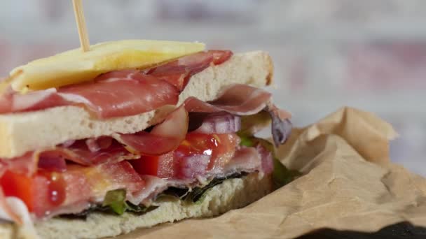 szendvicsek, saláta, paradicsom, sonka és hagyma - Felvétel, videó
