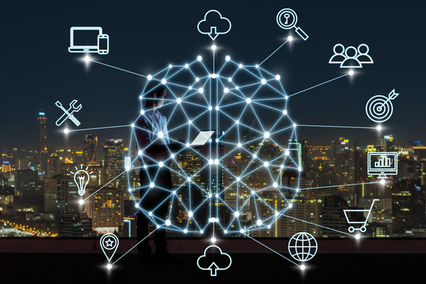 polygonale Gehirnform einer künstlichen Intelligenz mit verschiedenen Ikonen der intelligenten Stadt Internet der Dinge Technologie über Geschäftsmann mit Laptop mit Stadtbild Hintergrund, ai und Business iot Konzept - Foto, Bild