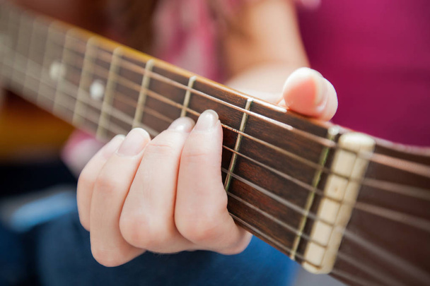  Ženské ruce hraje na akustickou kytaru, nelze rozpoznat lidi, detailní  - Fotografie, Obrázek