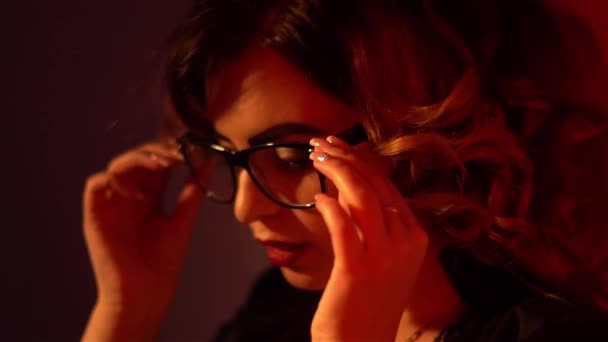 Sexy young secretary in glasses and red lips - Záběry, video