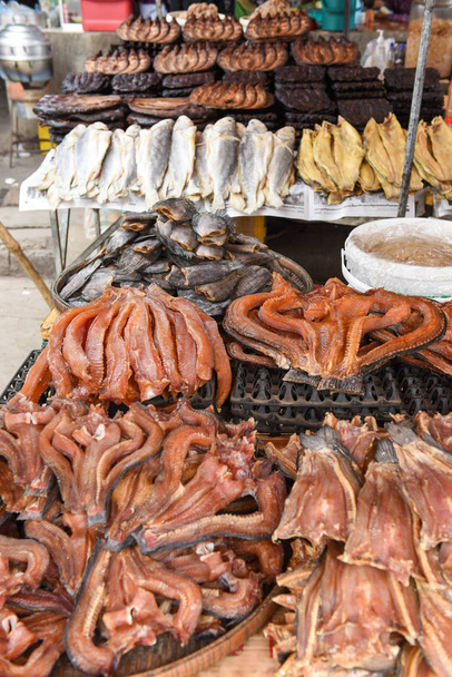 Kuiva kala elintarvikemarkkinoilla Battambang, Kambodza
 - Valokuva, kuva