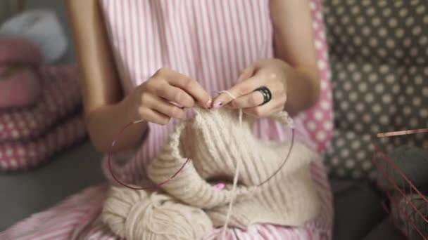 Kobieta dziania wełniany sweter. Ubrania wełniane kobieta hobby dziewiarskich - Materiał filmowy, wideo
