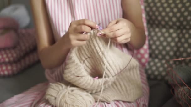 Γυναίκα που κεντά Μάλλινα ρούχα από μάλλινα νήματα. Γυναίκα αναψυχής πλέξιμο μαλλί νήματα - Πλάνα, βίντεο