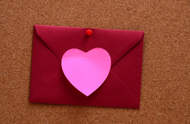 Notas de papel en forma de corazón con sobre
  - Foto, imagen