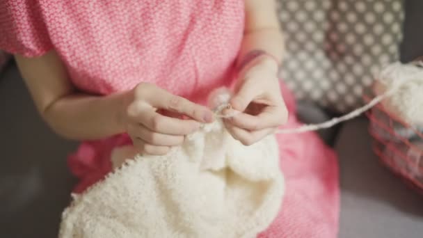 Donna a maglia che fa vestiti di lana. Donna creativa mani di lavoro a maglia
 - Filmati, video