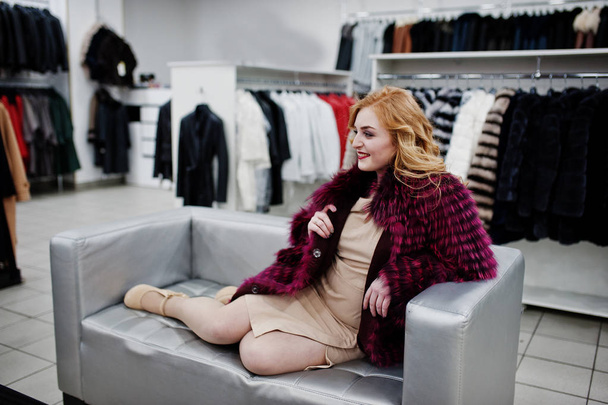 Menina loira elegância em casaco de pele na loja de casacos de pele e l
 - Foto, Imagem