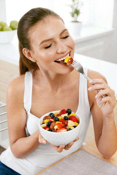 Healthy Food. Happy Woman Eating Salad With Fruits. - Foto, Imagen