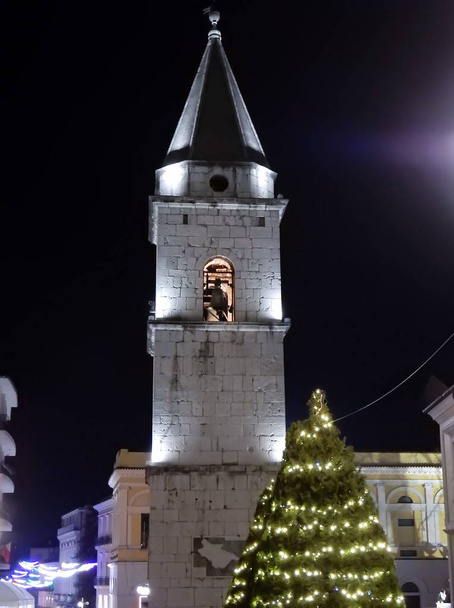 Беневенто, Кампания, Италия - 21 декабря 2016 года: колокольню церкви Святой Софии видели ночью во время Рождества
 - Фото, изображение