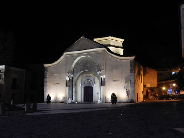 Benevento, Campania, Italya-21 Aralık 2016: St. Sophia Kilisesi geceleri - Fotoğraf, Görsel