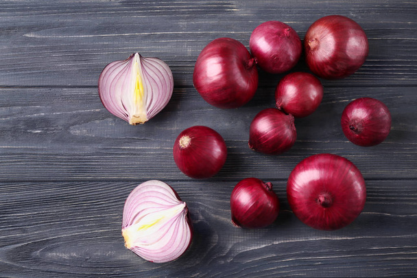 Red onion on wooden background - Foto, Imagen