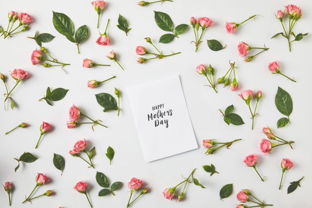 Boldog anyák napja üdvözlőlap és gyönyörű rózsaszín rózsa, és a szürke zöld levelek, felülnézet   - Fotó, kép