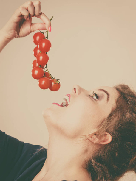 Woman holding fresh cherry tomatoes - Foto, afbeelding