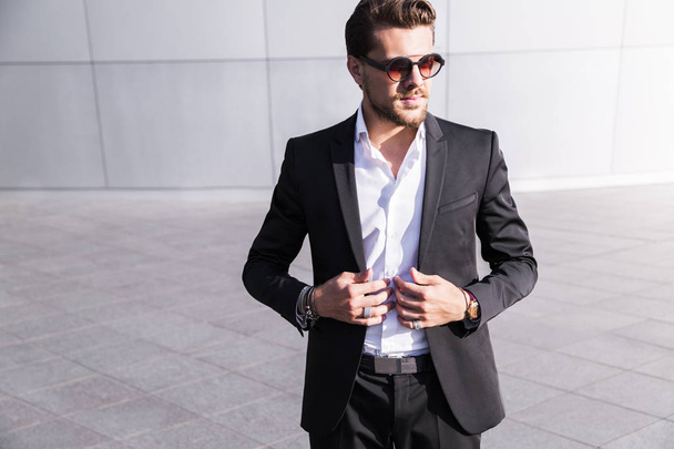 männlicher Geschäftsmann oder Arbeiter im schwarzen Anzug - Foto, Bild