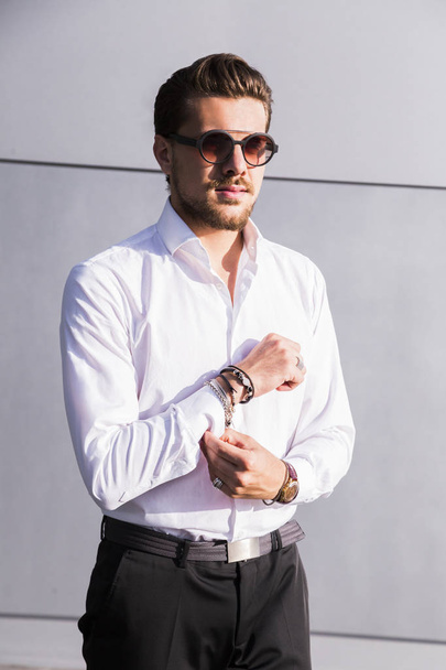 Menestyvä liikemies tai työntekijä valkoisessa paidassa ja aurinkolaseissa
 - Valokuva, kuva