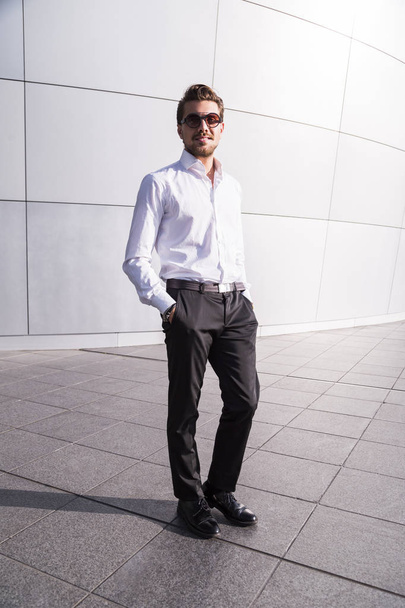 Male businessman or worker in formal wear and sunglasses - Foto, afbeelding