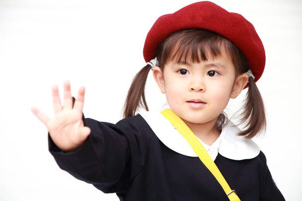 Japanisches Mädchen in Kindergartenuniform winkt mit der Hand (3 Jahre alt)) - Foto, Bild
