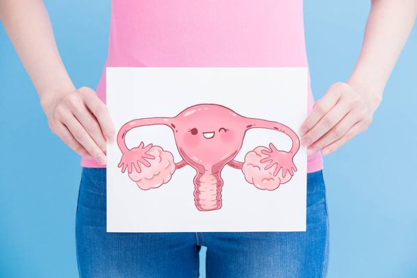 donna con cartellone utero sullo sfondo blu
 - Foto, immagini