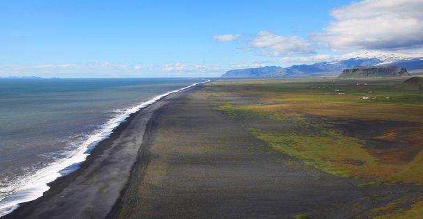 Sea coast near the Arch Dyrholaey in Iceland - Foto, Bild
