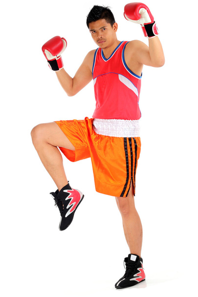 アジアの若者ボクシング ステップと戦うために準備ができて - 写真・画像