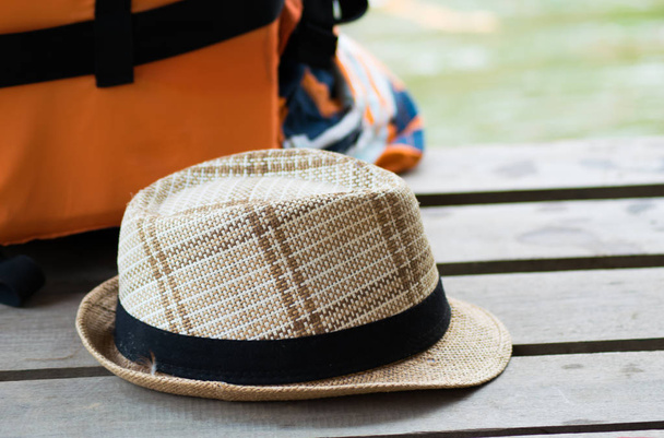 Hipster Hut auf Holzgrund - Foto, Bild