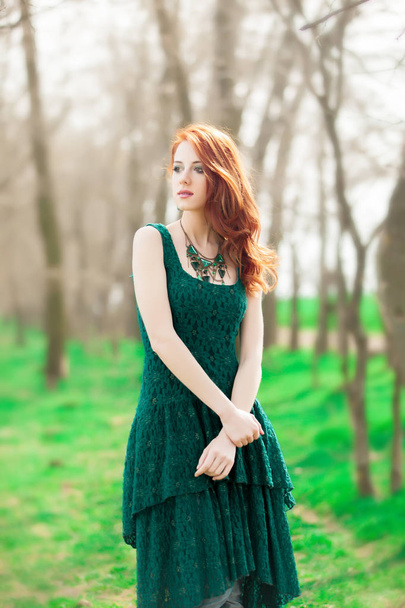 Retrato de una chica pelirroja de estilo hermoso en vestido verde en el parque
  - Foto, Imagen