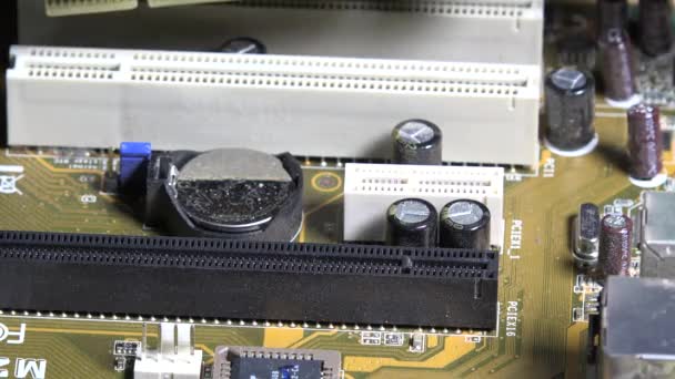 mani con guanti che inseriscono la scheda PCI sulla scheda principale del computer
 - Filmati, video