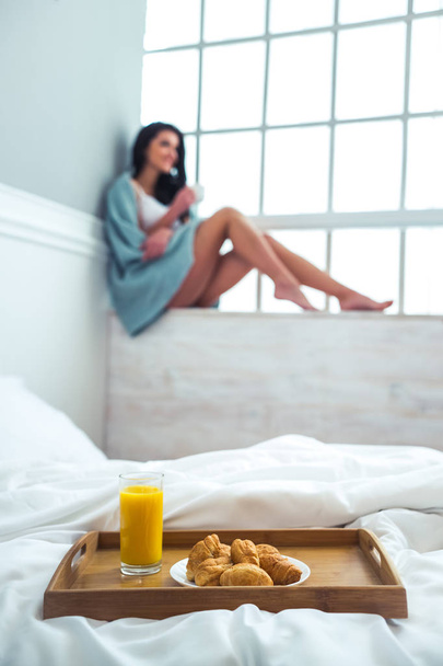 Güzel kız Odaya Servis Kahvaltı - Fotoğraf, Görsel