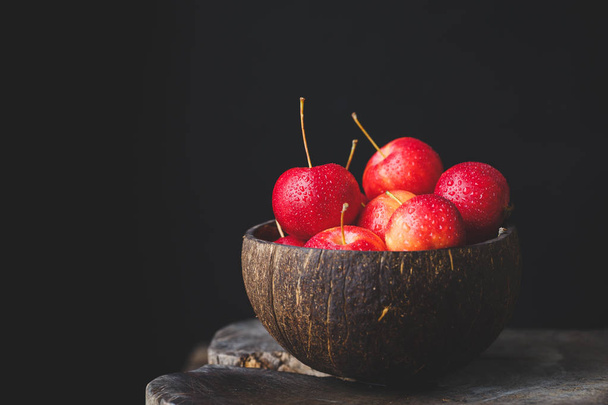 Manzanas rojas en la madera vieja
 - Foto, Imagen
