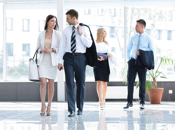 business people standing in the lobby of the modern office. - Foto, Imagem