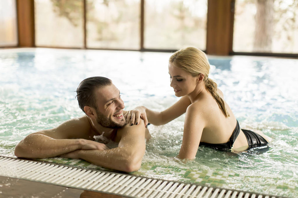 Milující pár relaxaci v bazénu v lázeňském centru - Fotografie, Obrázek