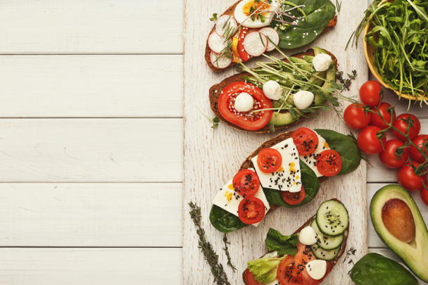 Різноманітність здорових вегетаріанських бутербродів
 - Фото, зображення